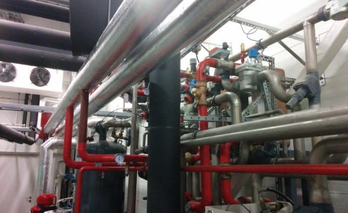 Industrial refrigeration devices and heat pumps